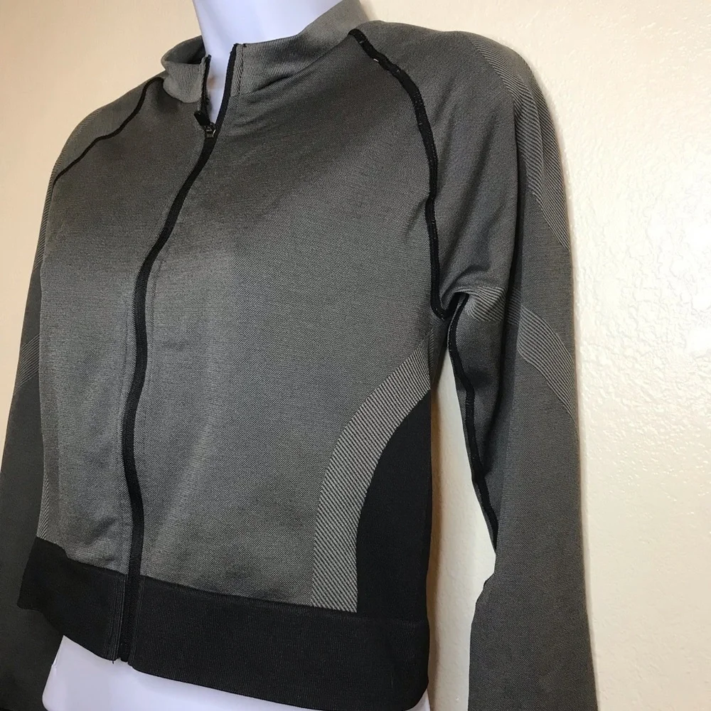 Fashion nova sports women’s top XL long sleeves with a zipper - Picture 5 of 10